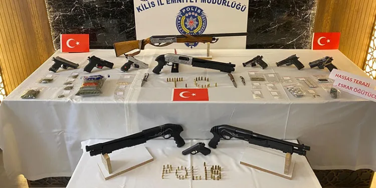 Yelkenli teknede 2 göçmen kaçakçısı ve 45 düzensiz göçmen yakalandı