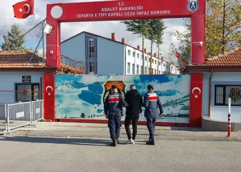 Maske ile girdiği evin sahibinin boğazına bıçak dayayıp hesabına 70 bin lira yatırttı