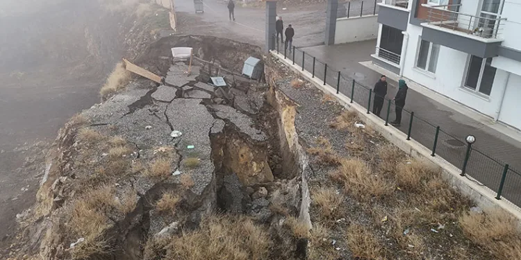 Ormanlık alanda yıldırım düşmesi sonucu çıkan yangın söndürüldü