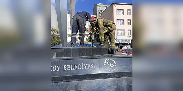 Arnavutköy’de bir çocuk düşürdüğü parasını almak için girdiği anıtta mahsur kaldı