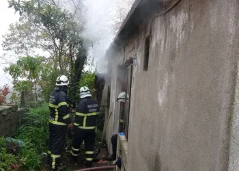 Biriken çöpleri toplayan işçi sırtından bıçaklandı