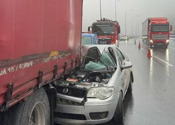 Tıra arkadan çarpan otomobilde 1 kişi öldü, 4 kişi yaralandı
