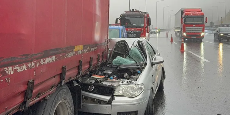 Tıra arkadan çarpan otomobilde 1 kişi öldü, 4 kişi yaralandı