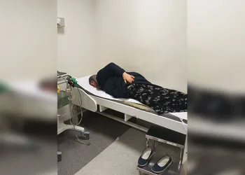Yağmurla gelen kazalar: Düğün konvoyundaki otomobil bariyere çarptı, 5 kişi yaralandı