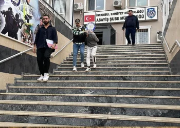 Yağmurla gelen kazalar: Düğün konvoyundaki otomobil bariyere çarptı, 5 kişi yaralandı