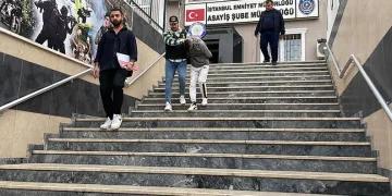 Yağmurla gelen kazalar: Düğün konvoyundaki otomobil bariyere çarptı, 5 kişi yaralandı