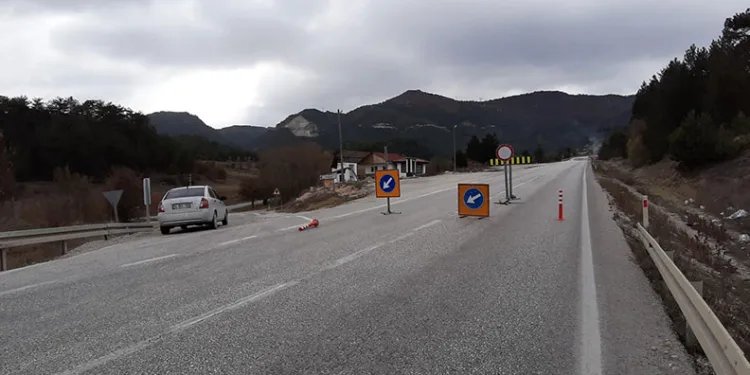 Ankara ile Sakarya’ya köprü olan yol trafiğe kapatıldı