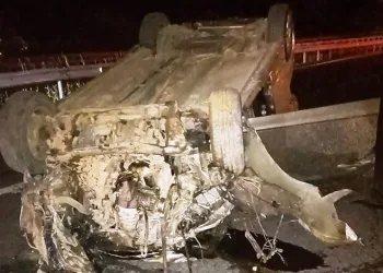 Elektrik direğine çarpan otomobil takla attı: 1 yaralı