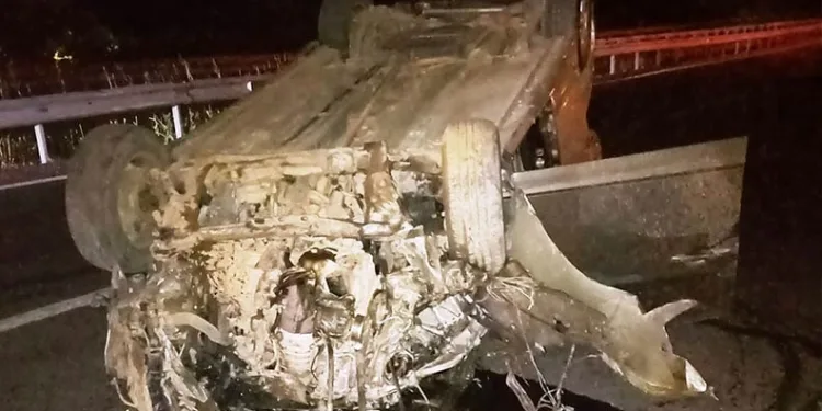 Elektrik direğine çarpan otomobil takla attı: 1 yaralı