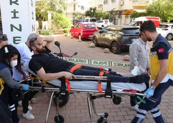 Kavgayı ayırmak isteyen genç vuruldu