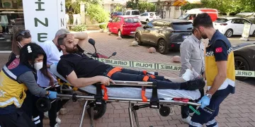 Kavgayı ayırmak isteyen genç vuruldu