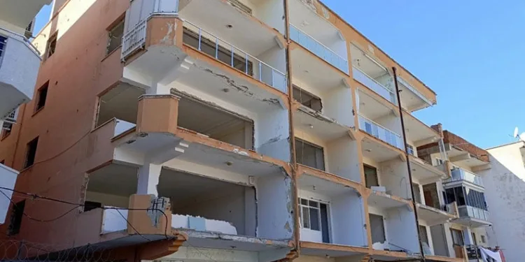 Yıkım kararına rağmen yıkılmayan bina tehlike saçıyor