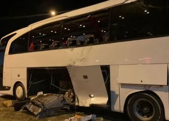 Otogar kavşağında otobüs ile kamyon çarpıştı: 14 yaralı