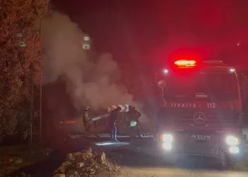 Bursa’da kaza yapan otomobil alev alev yandı