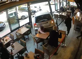 Otomobil kafeye girdi: 1 ölü, 3 yaralı