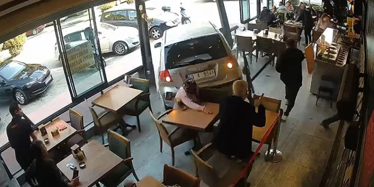 Otomobil kafeye girdi: 1 ölü, 3 yaralı