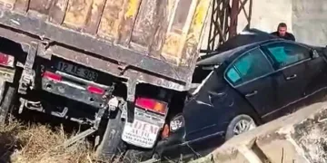 Kamyonla ile otomobil çarpıştı: 1 ölü, 2 yaralı