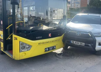 Bursa’da belediye otobüsü kamyonetle çarpıştı : 1 yaralı