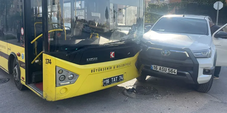 Bursa’da belediye otobüsü kamyonetle çarpıştı : 1 yaralı