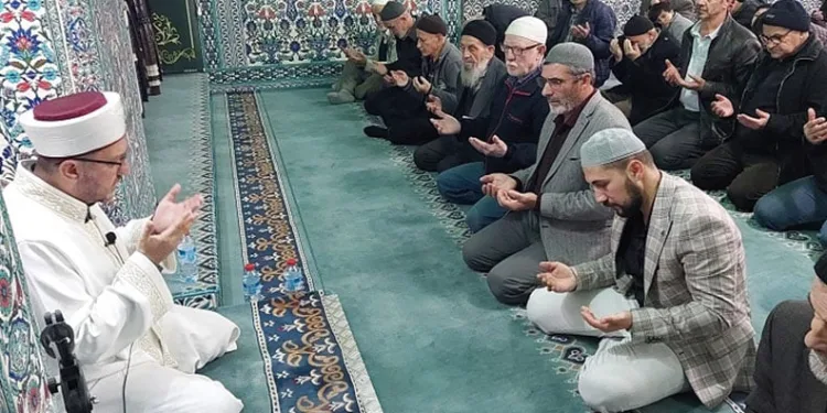 Bursa’da aileler Cuma gecesi camide buluştu
