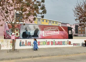 Metrelerce duvarı minikler boyadı