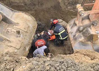 Bursa’da toprak altında kalan işçi kurtarıldı