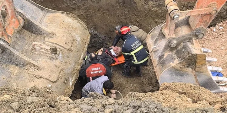 Bursa’da toprak altında kalan işçi kurtarıldı