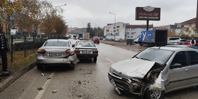 Bursa’da zincirleme kaza: 1’i bebek 3 kişi yaralandı