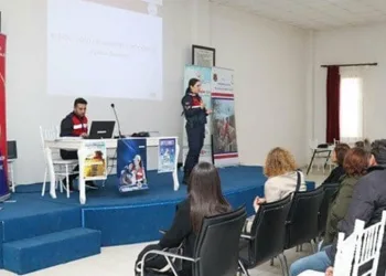 Tıra arkadan çarpan otomobilde 1 kişi öldü, 4 kişi yaralandı