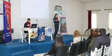Tıra arkadan çarpan otomobilde 1 kişi öldü, 4 kişi yaralandı
