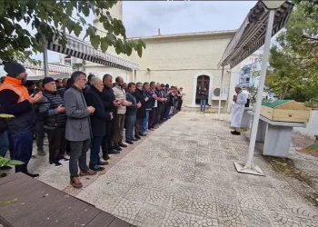 Yağmurla gelen kazalar: Düğün konvoyundaki otomobil bariyere çarptı, 5 kişi yaralandı