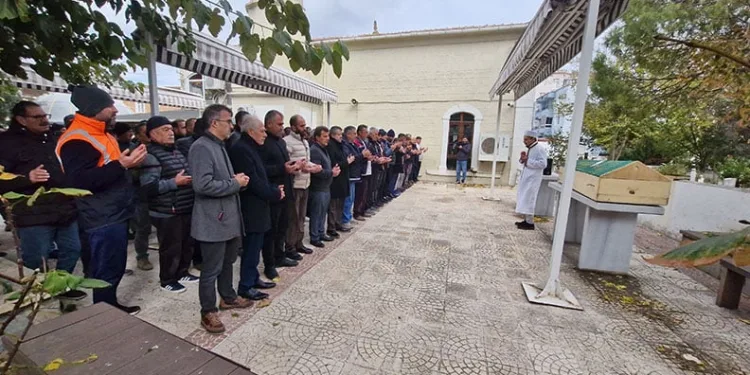 Yağmurla gelen kazalar: Düğün konvoyundaki otomobil bariyere çarptı, 5 kişi yaralandı