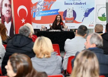 Nilüfer Açıkalın edebiyatseverlerle buluştu