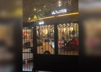 Mardin’de park halindeki otomobilden hırsızlık güvenlik kamerasına yansıdı