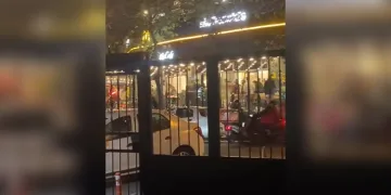 Mardin’de park halindeki otomobilden hırsızlık güvenlik kamerasına yansıdı