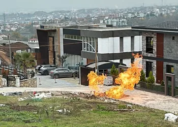 Biriken çöpleri toplayan işçi sırtından bıçaklandı