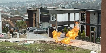 Biriken çöpleri toplayan işçi sırtından bıçaklandı