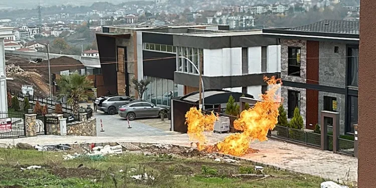 Biriken çöpleri toplayan işçi sırtından bıçaklandı