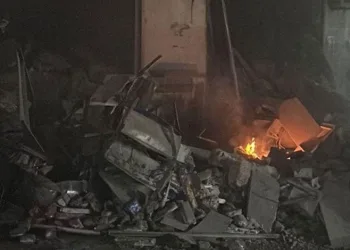 Beylikdüzü’nde bir inşaat firmasının yola döktüğü kum kazaya neden oldu