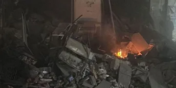 Beylikdüzü’nde bir inşaat firmasının yola döktüğü kum kazaya neden oldu