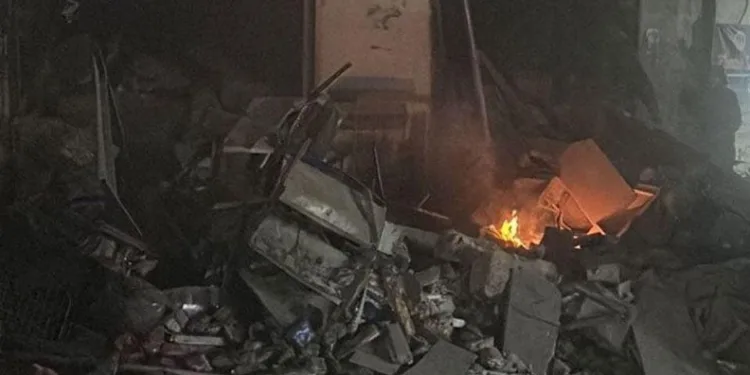 Beylikdüzü’nde bir inşaat firmasının yola döktüğü kum kazaya neden oldu