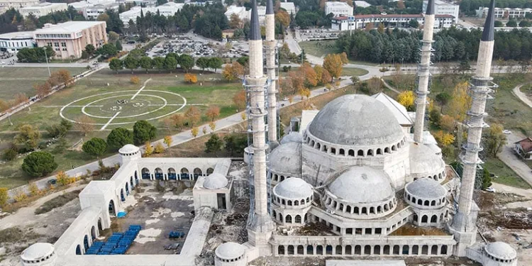 Uludağ Üniversitesi’ndeki cami ve külliye inşaatı yükseliyor