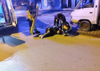 Bursa’da motosiklet sürücüsü park halindeki kamyonete çarptı