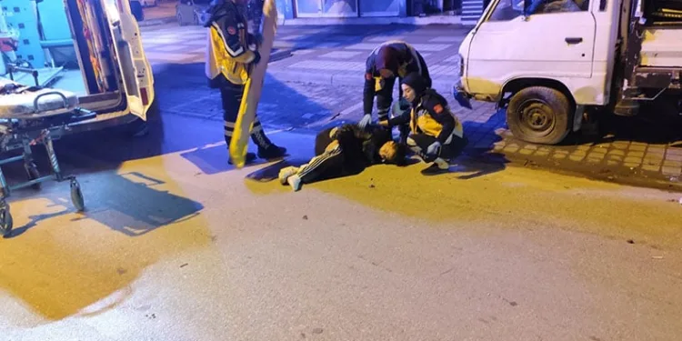 Bursa’da motosiklet sürücüsü park halindeki kamyonete çarptı