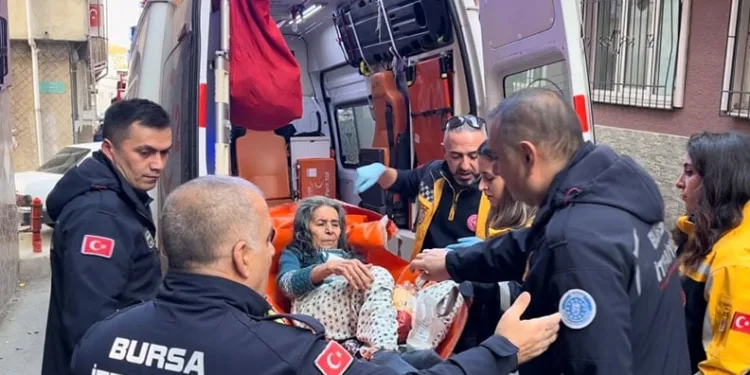 Bursa’da evde 5 gündür mahsur kalan yaşlı çift kurtarıldı