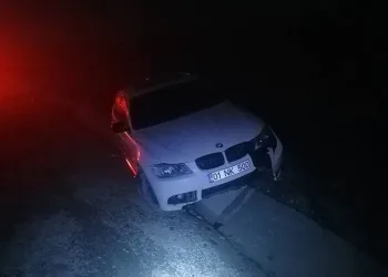Seyir halindeki aracın kaputuna tutundu, dakikalarca ilerledi