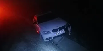 Seyir halindeki aracın kaputuna tutundu, dakikalarca ilerledi