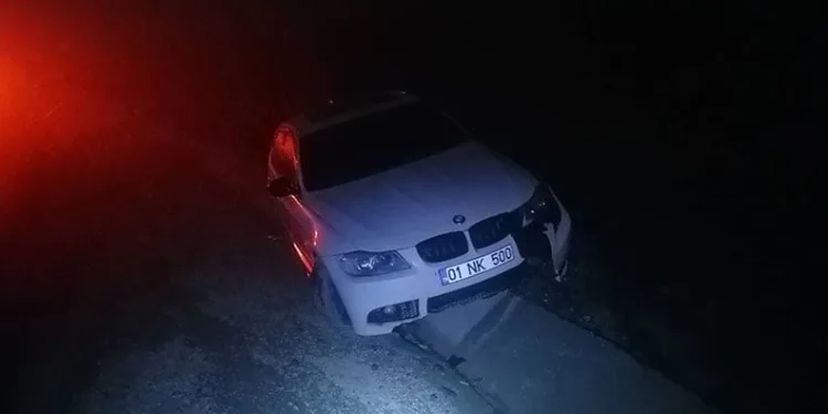 Seyir halindeki aracın kaputuna tutundu, dakikalarca ilerledi