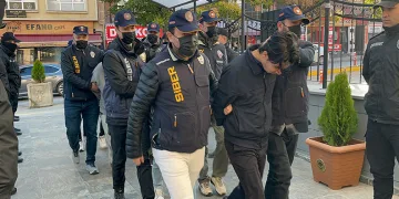 Yelkenli teknede 2 göçmen kaçakçısı ve 45 düzensiz göçmen yakalandı