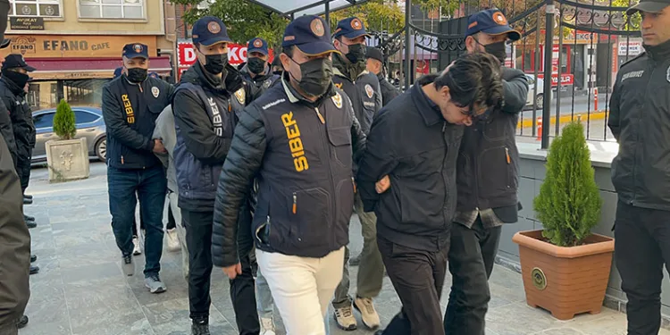 Yelkenli teknede 2 göçmen kaçakçısı ve 45 düzensiz göçmen yakalandı